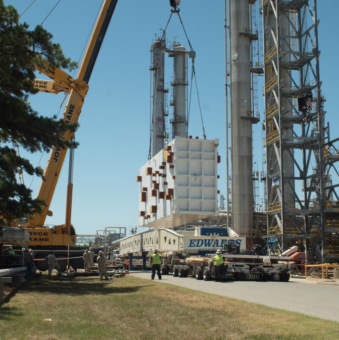 The big “heat exchanger” being installed at Eastman with the 600 ton crane.